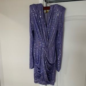 Sequin mini dress with a strongly outlined futuristic shoulder line.